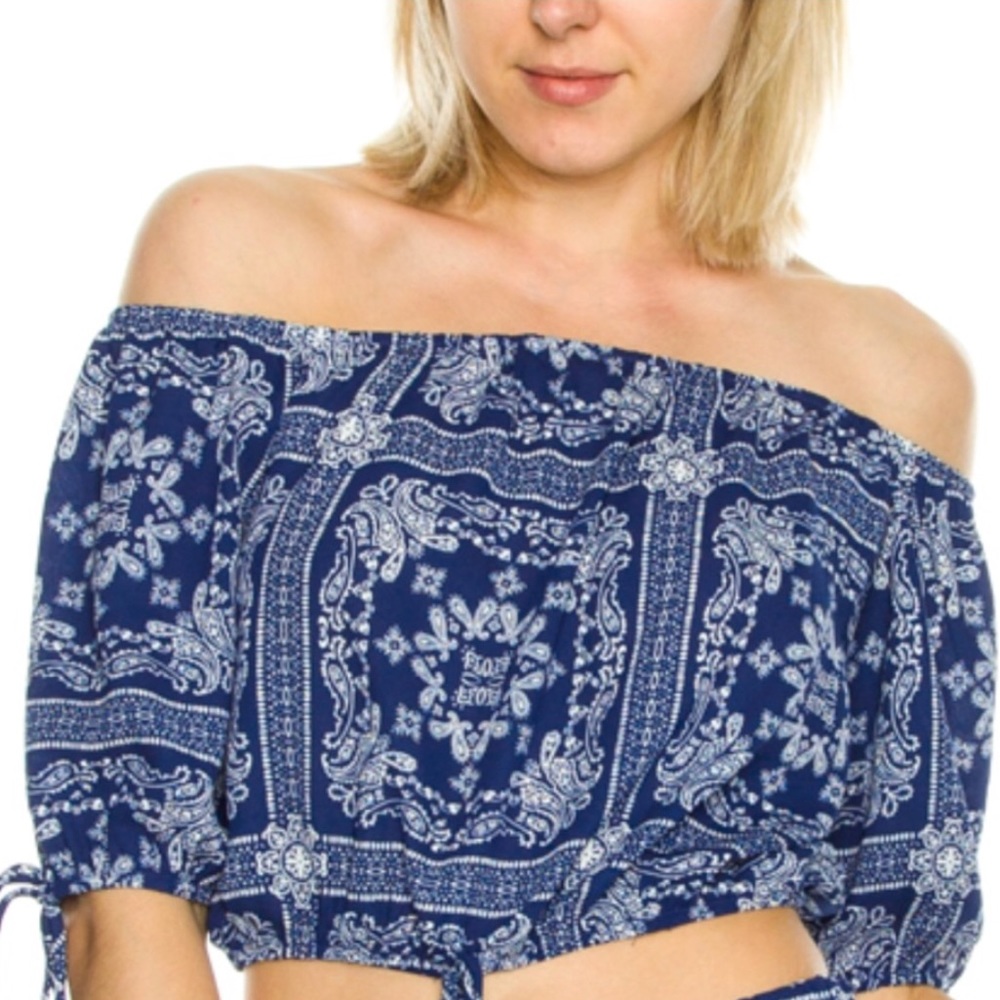 🆕Off The Shoulder Paisley Print Crop Top